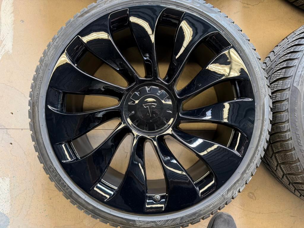 21 inch Tesla Model Y performance Übertubine velgen met band, Auto-onderdelen, Banden en Velgen, Gebruikt, 255 mm, Banden en Velgen
