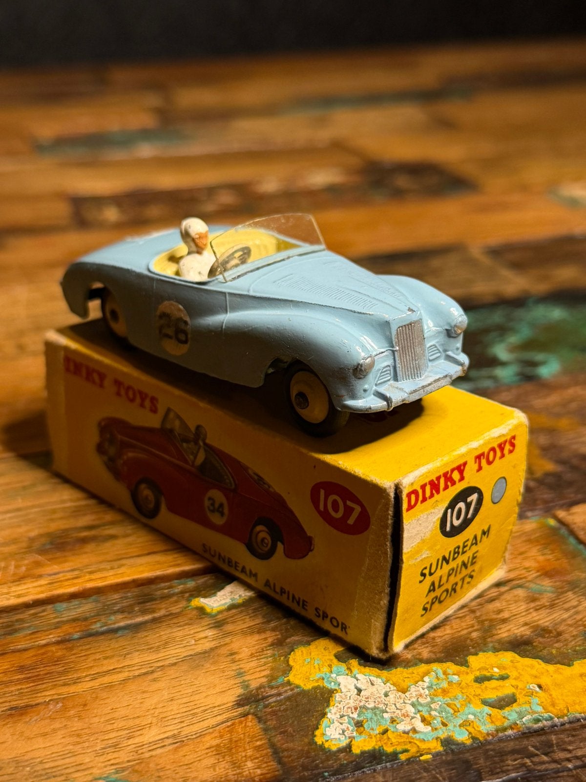 Dinky Toys 107 Sunbeam Alpine Sports #26 lichtblauw met doos, Ophalen of Verzenden, Zo goed als nieuw, Auto, Dinky Toys