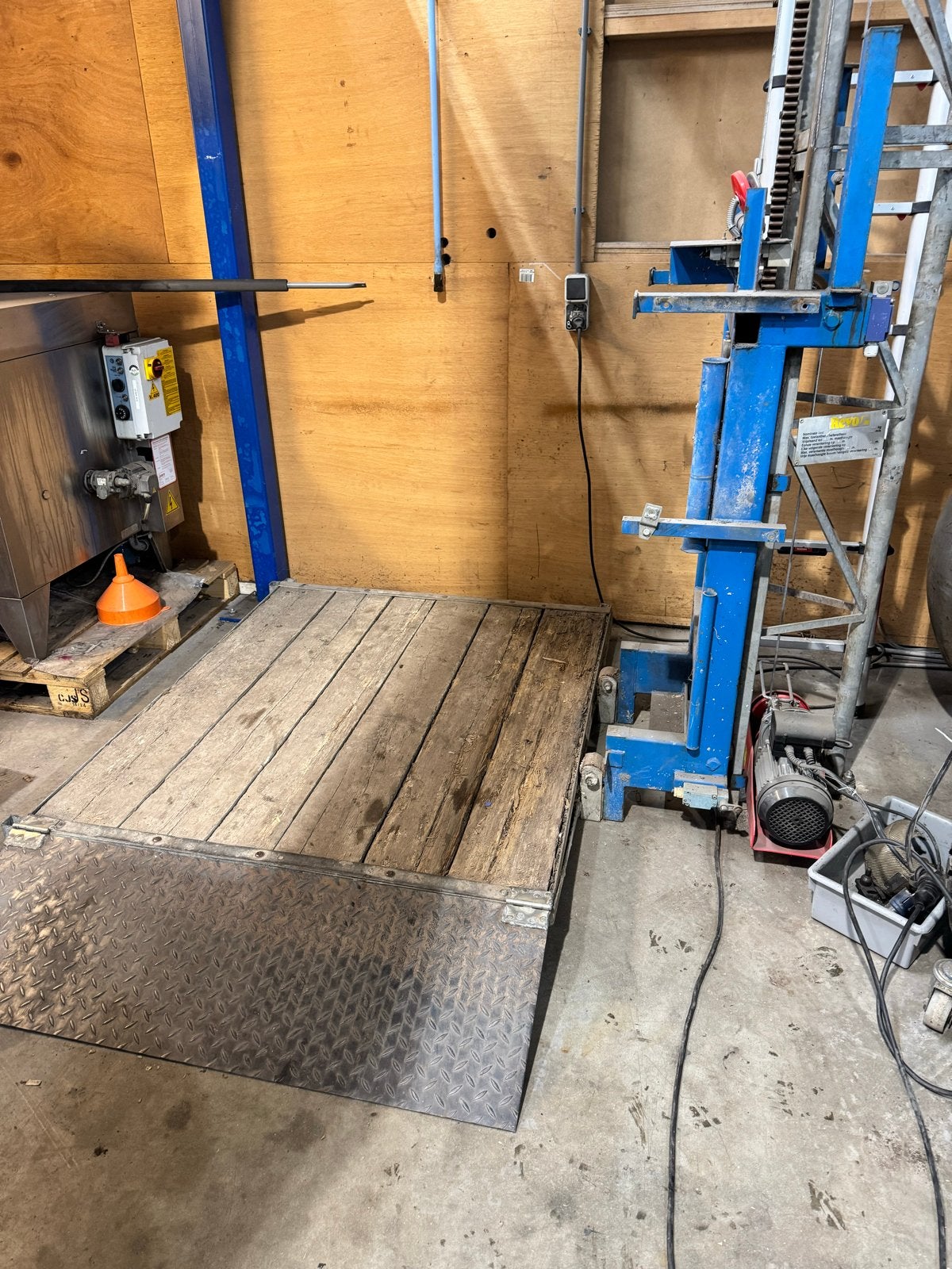 Robuuste goederenlift met platform, Ophalen