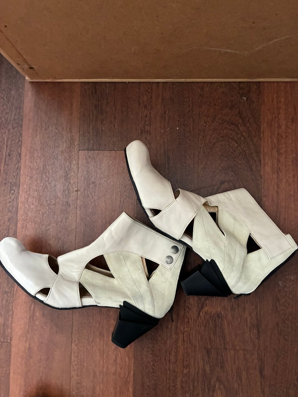 Leren zomerlaarsjes zomerschoenen hak creme kleur Lisa Tucci, Wit, Lage of Enkellaarzen, Ophalen of Verzenden, Zo goed als nieuw