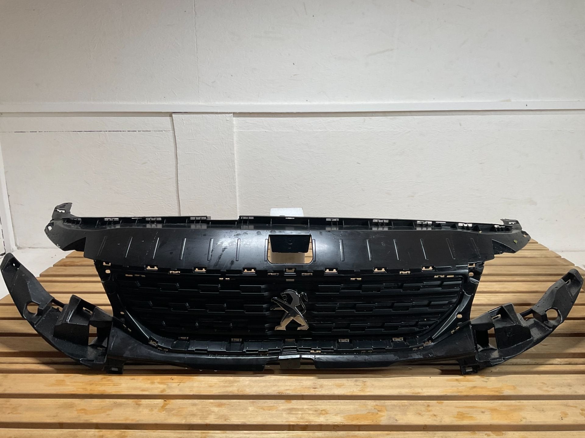 Bumper Grill peugeot partner/ Rifter 18-24 9816888680 grill, Taurusavenue 1
2132 LS  Hoofddorp, NL, Gebruikt, Contact.group@renault.com