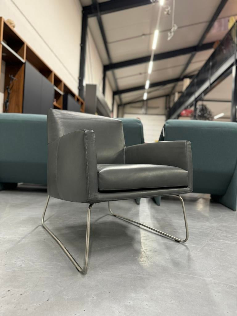 Nieuw Design in Stock Tumbler Fauteuil grijs leer Stoel, Huis en Inrichting, Fauteuils, Nieuw, Leer, 50 tot 75 cm, 75 tot 100 cm