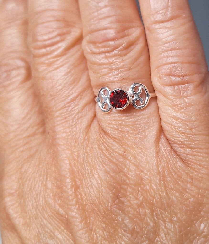 zilveren ring met natuurlijke Granaat steen zilver 925, O.T., Nieuw, Ophalen of Verzenden, Kleiner dan 17