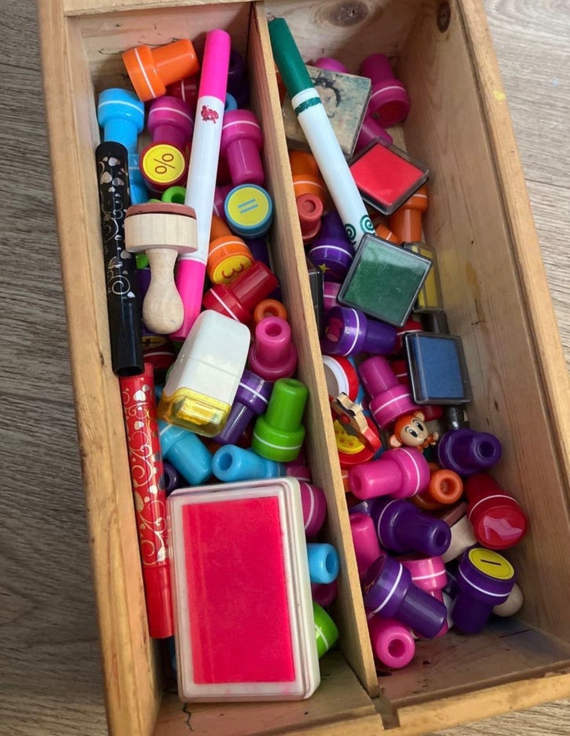 Grote collectie stempels en stempelkussens in houten kist, Hobby en Vrije tijd, Ophalen of Verzenden, Gebruikt, Overige typen