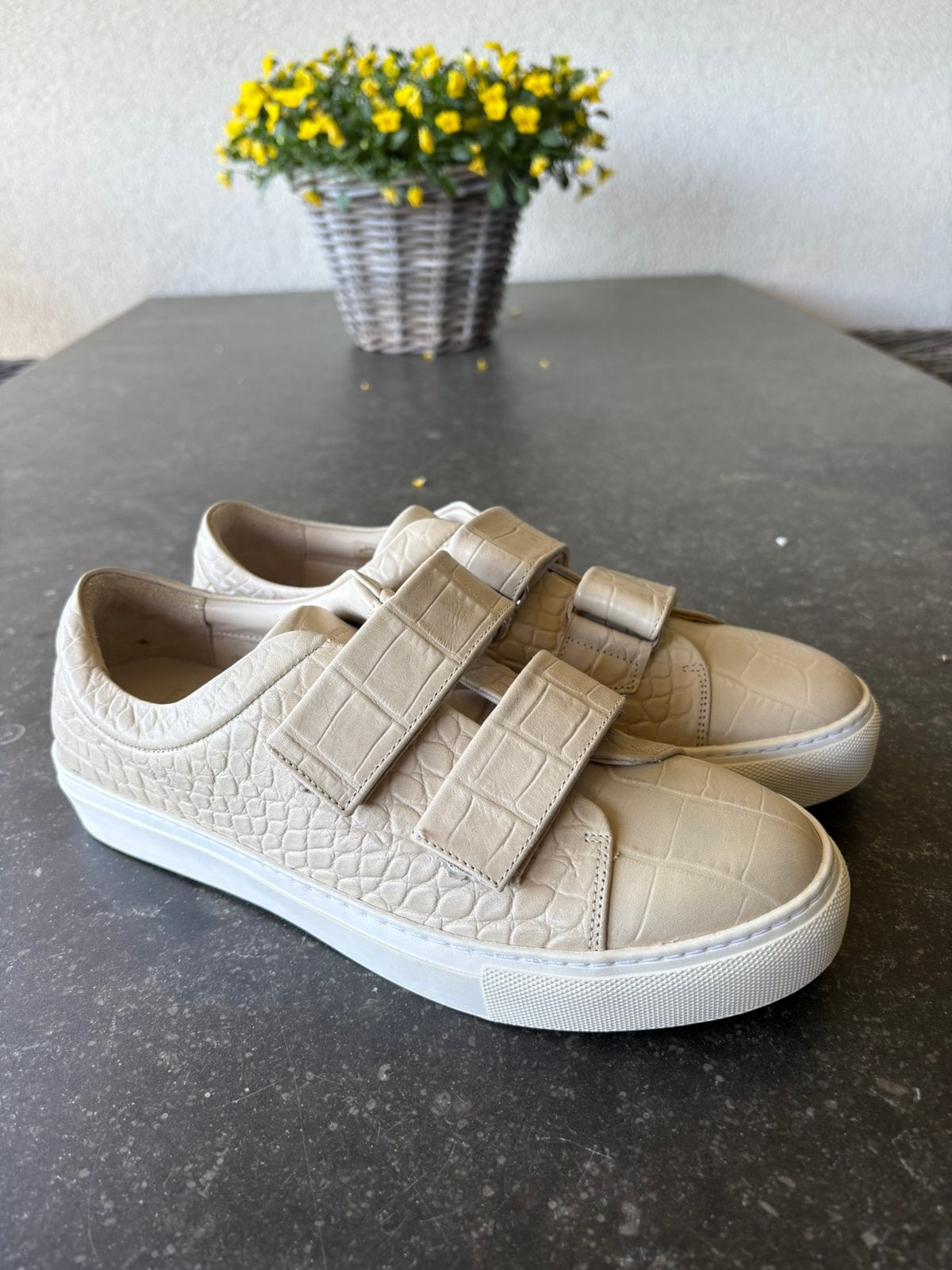 Nieuwe leren kroko print sneakers, maat 41, Beige, Nieuw, Ophalen of Verzenden, Sneakers of Gympen