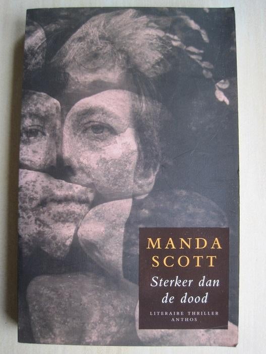 022 - Sterker dan de dood - Manda Scott, Boeken, Thrillers, Zo goed als nieuw, Europa overig, Verzenden