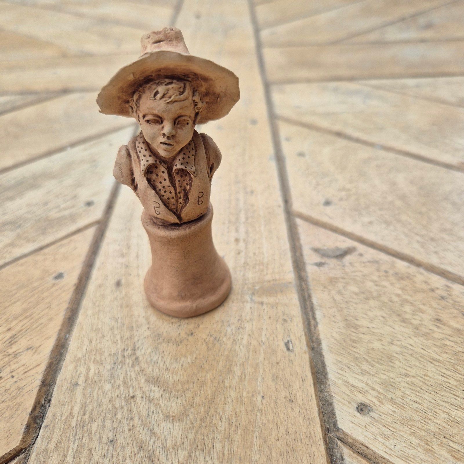 Terracotta Buste van Jongen met Hoed - 10 cm, Minder dan 20 cm, Buste, Ophalen of Verzenden, Handgemaakt