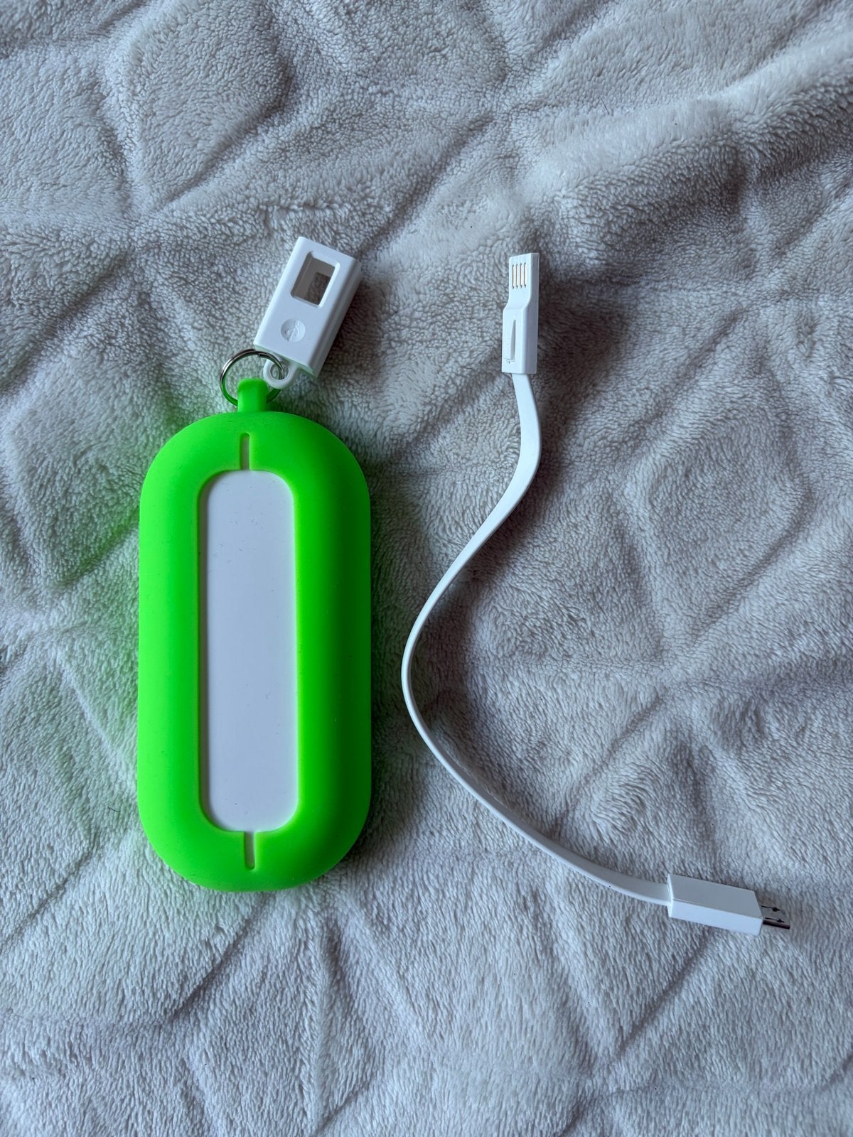 Witte Powerbank met Groen Hoesje en Ophangkabeltje, Ophalen, Zo goed als nieuw