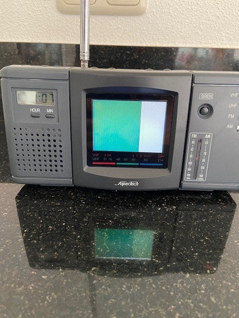 LCD 322 TV SuperTech Multifunktioneel TV radio wekker lamp, Antiek en Kunst, Antiek | Tv's en Audio, Ophalen of Verzenden