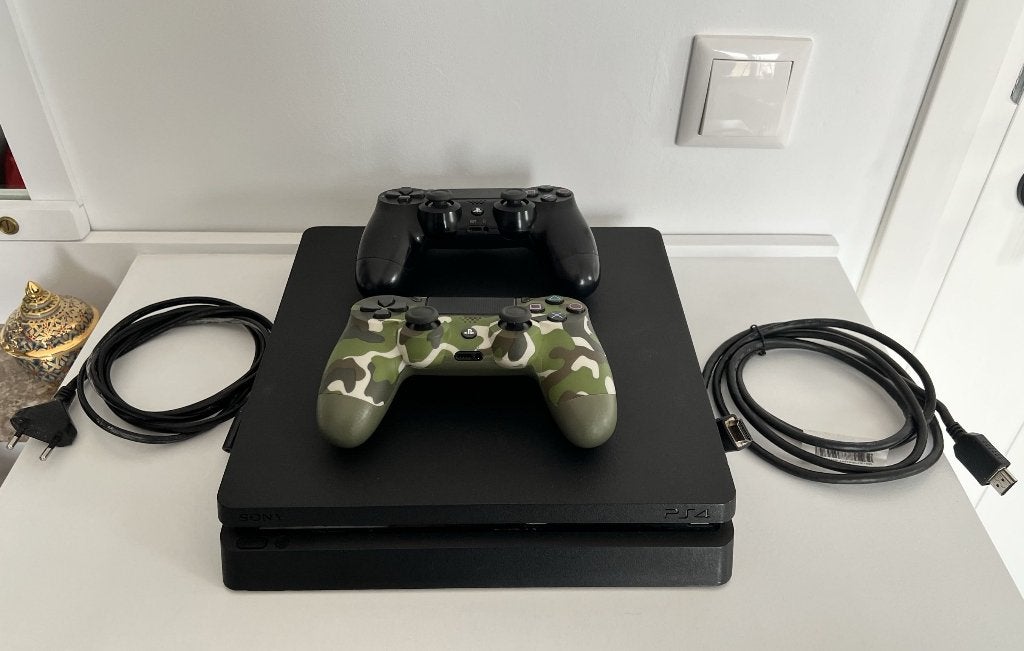 PlayStation 4 Slim + 2 controllers + FIFA 23 + alle kabels, Met 2 controllers, Ophalen of Verzenden, Zo goed als nieuw, Slim