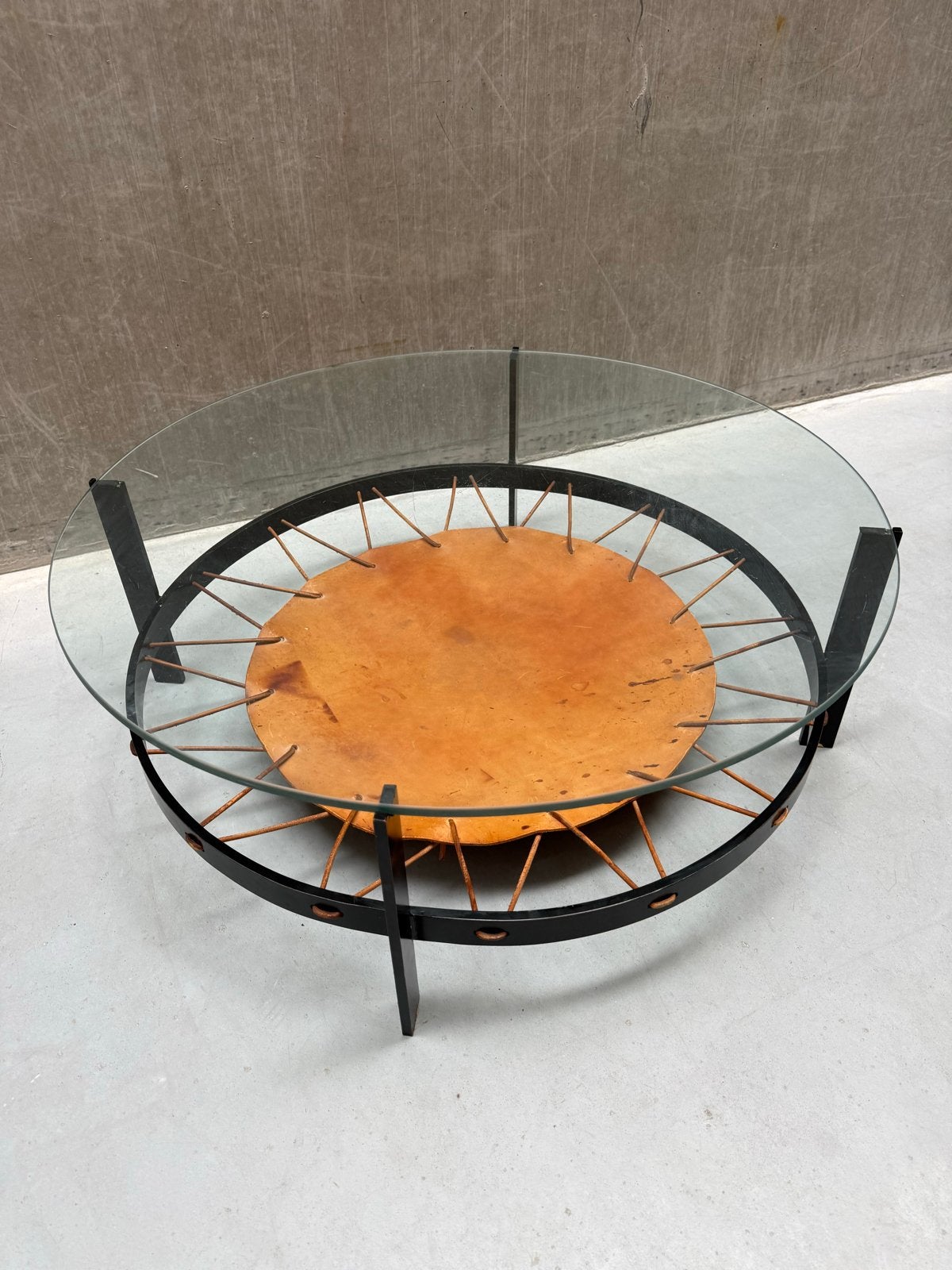Mid-century modern ronde salontafel van glas, staal en leer, Antiek en Kunst, Antiek | Meubels | Tafels, Ophalen of Verzenden
