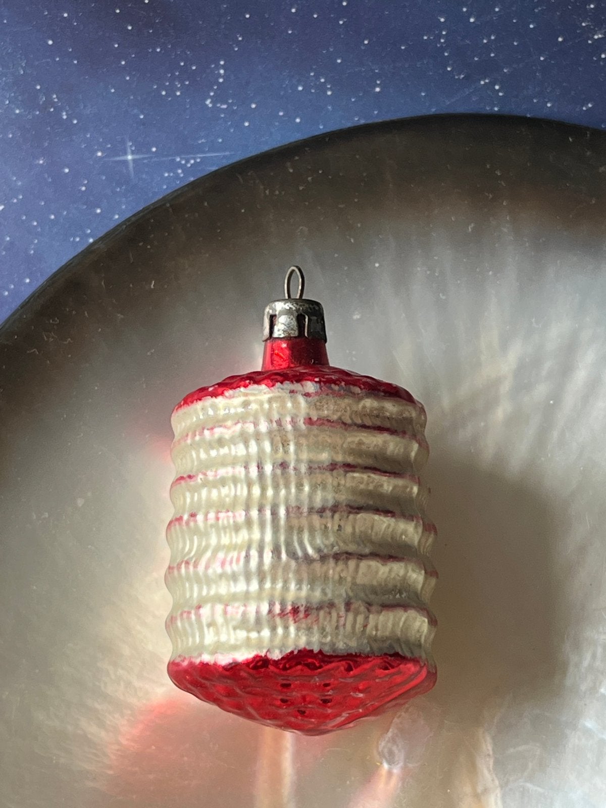 Oude glazen kerstbal (nr 62): lampion, rood en zilver, Diversen, Kerst, Gebruikt, ., Ophalen of Verzenden, .