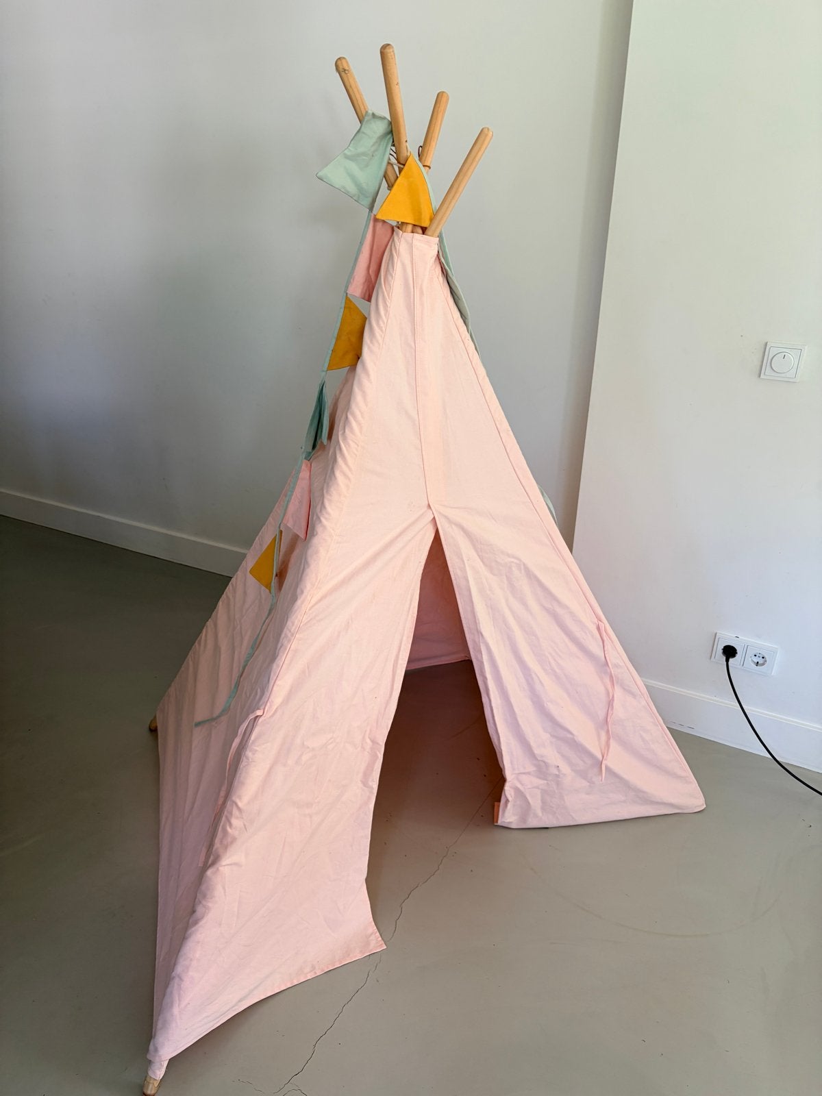 Roze kinder tipi tent met vlaggetjes, Ophalen, Gebruikt
