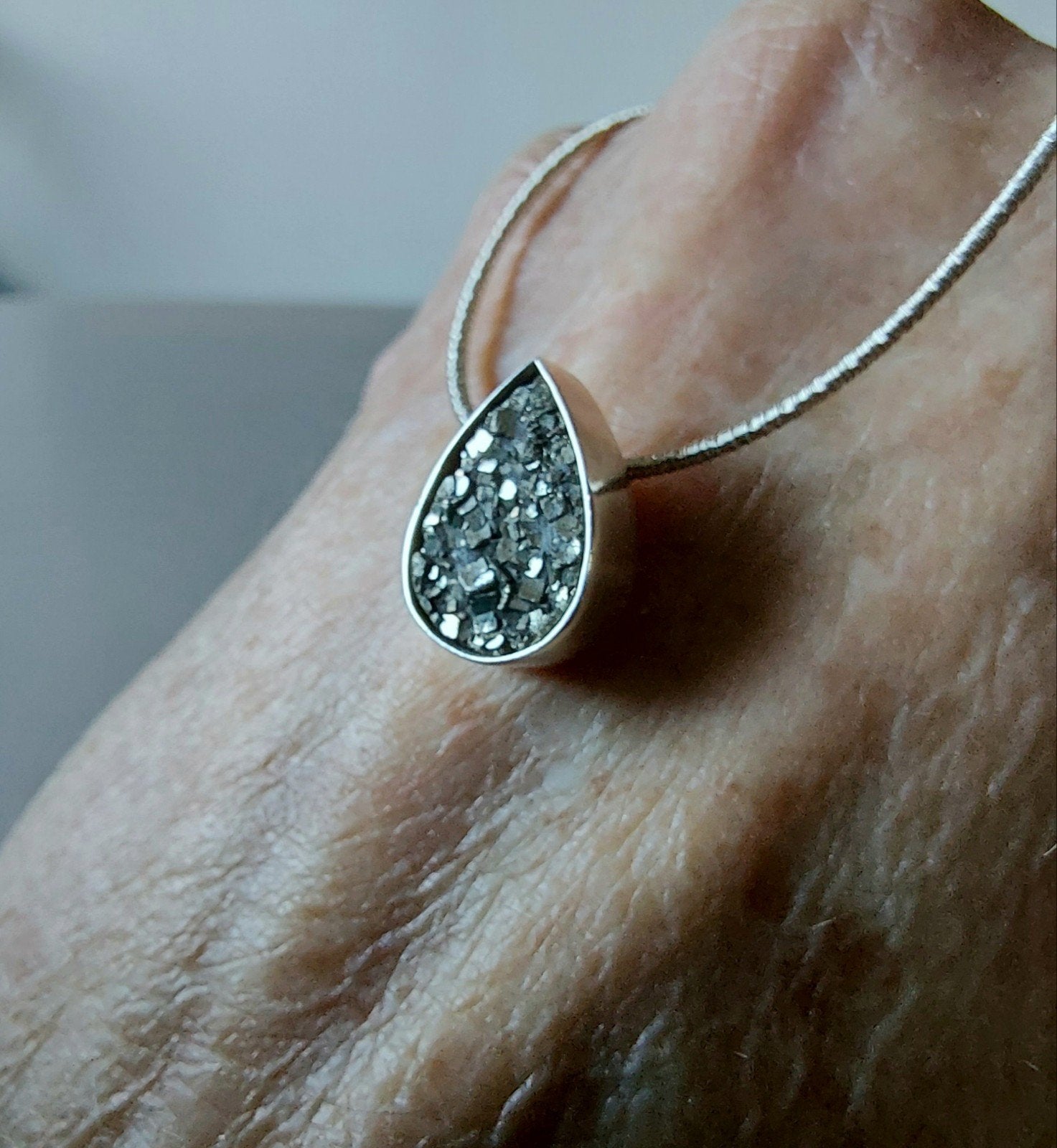 Mooie nieuwe unieke zilveren ketting met druzy Pyriet drup, Nieuw, Ophalen of Verzenden, Met edelsteen, Goud