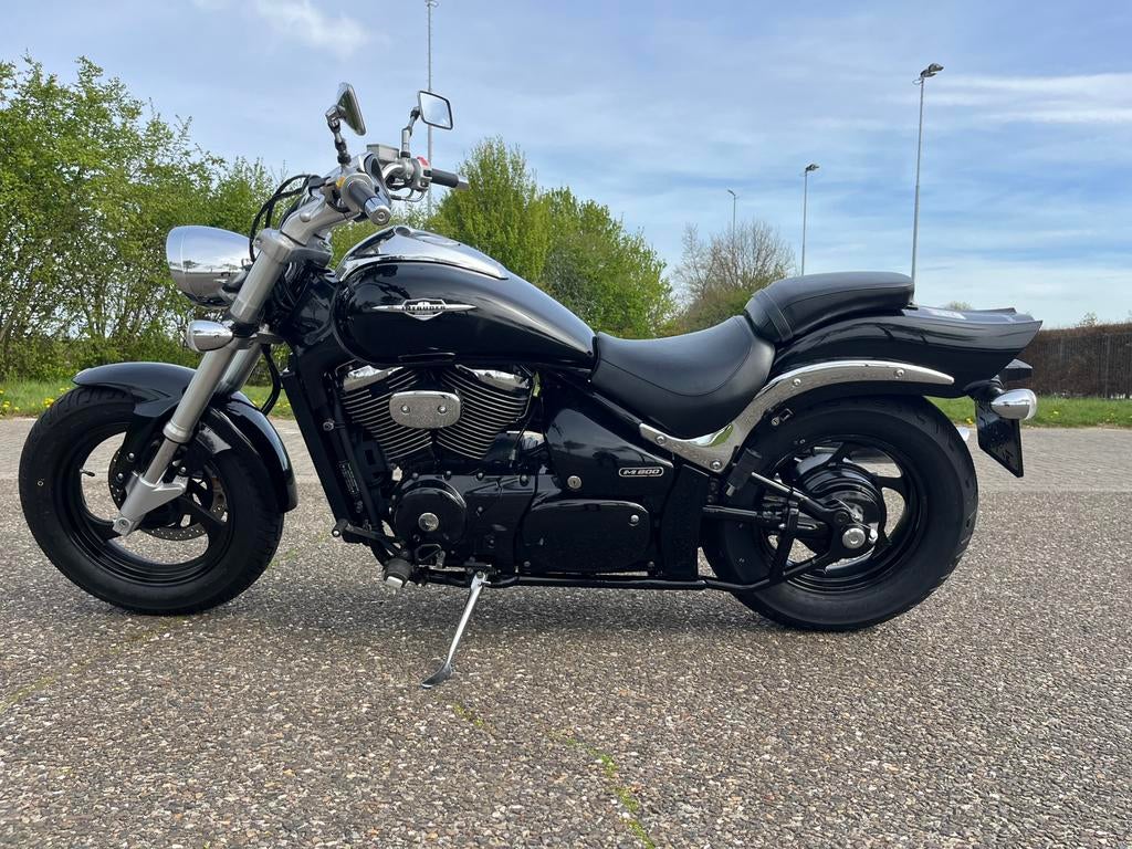 Heel apart prachtige Suzuki M 800 Intruder in het zwart, Cardan-aandrijving, 2 cilinders, Occasion, Bedrijf