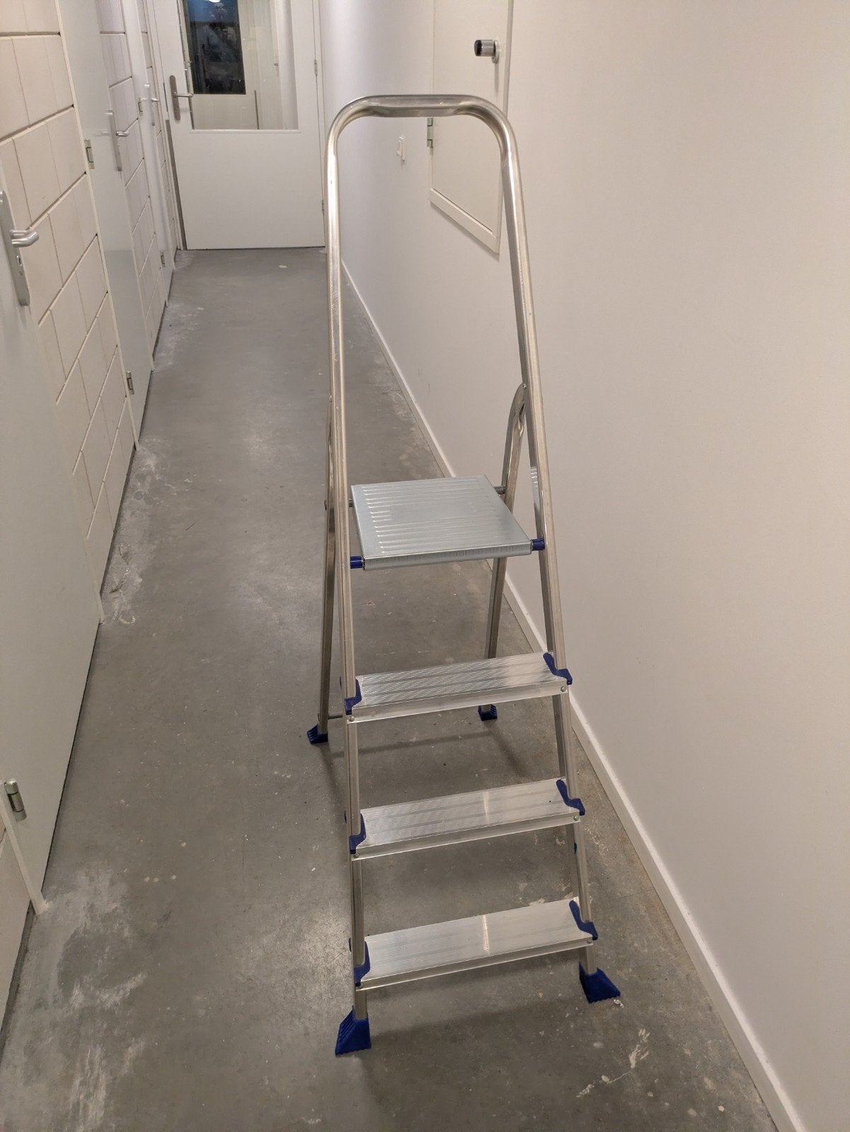 Escalo Easy Step Huishoudtrap – 4 Treden – Nieuwstaat!, Doe-het-zelf en Verbouw, Ladders en Trappen, Ophalen, Trap, Zo goed als nieuw