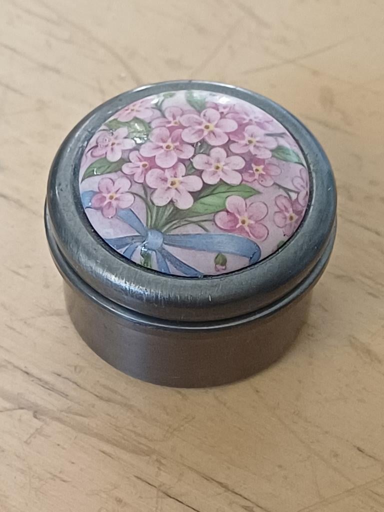 vintage pillendoosje, klein sieradendoosje, trinket box., Ophalen of Verzenden, Handen en Nagels