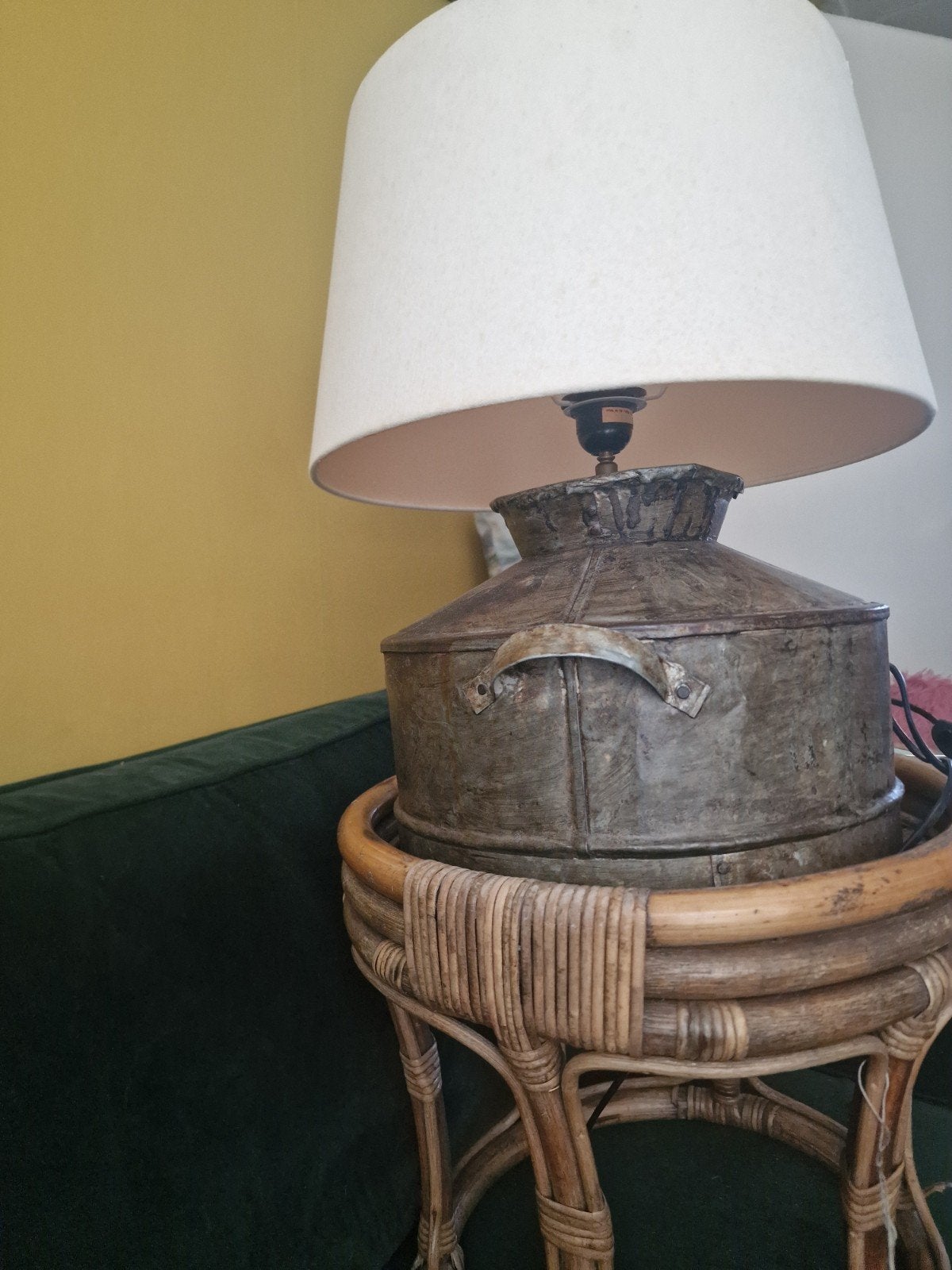 Vintage melkbus lamp op rotan bijzettafel, Ophalen of Verzenden