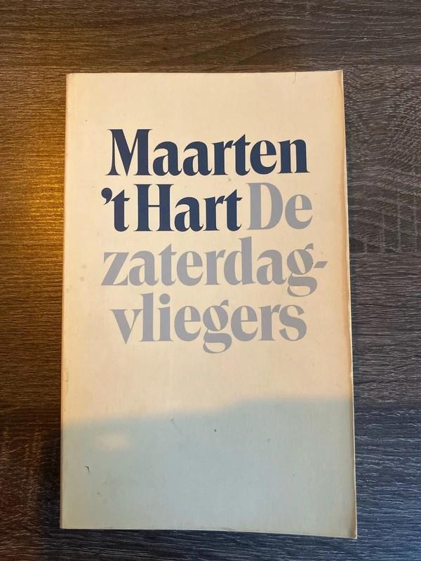 Maarten 't Hart - De zaterdagvliegers (1981), Ophalen of Verzenden, Gelezen, Maarten 't Hart, Nederland