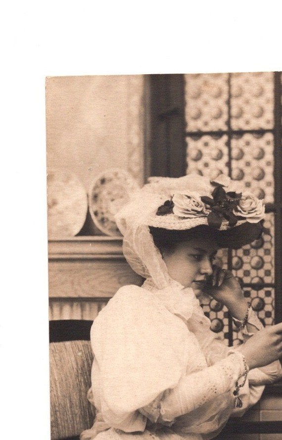 Antieke Fotokaart Dame met Grote Hoed Leest Brief, Ophalen of Verzenden, Voor 1920, Ongelopen, Overige thema's