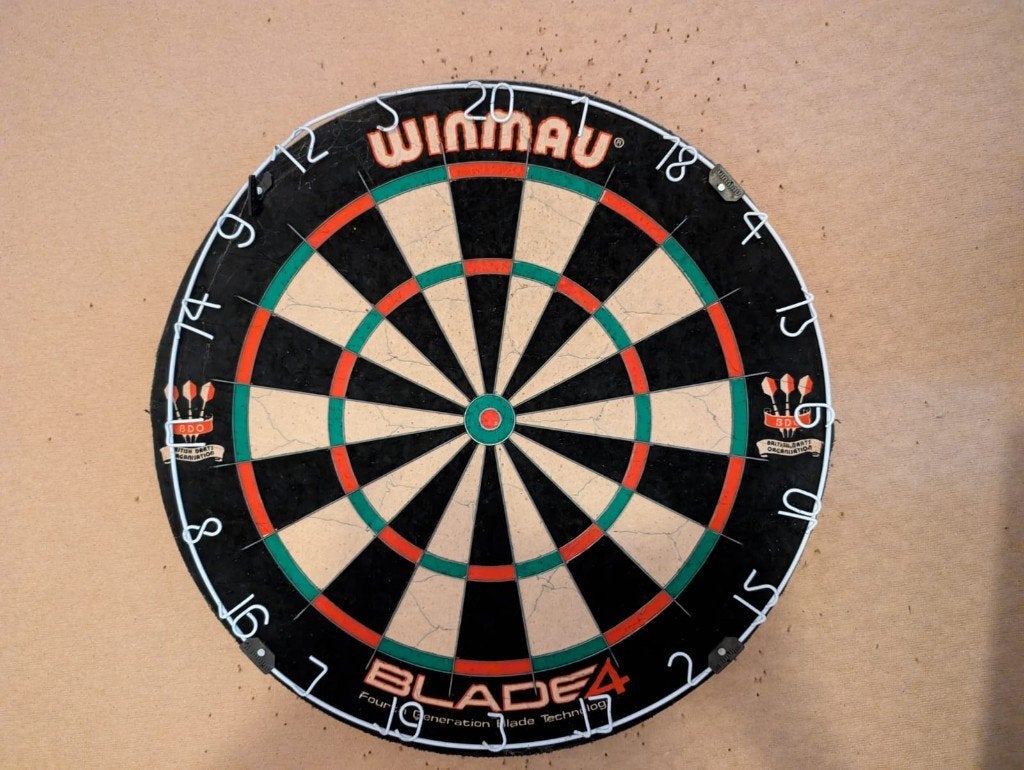 Winmau dartbord met achterwand, pijlen en toebehoren, Ophalen, Gebruikt, Dartbord