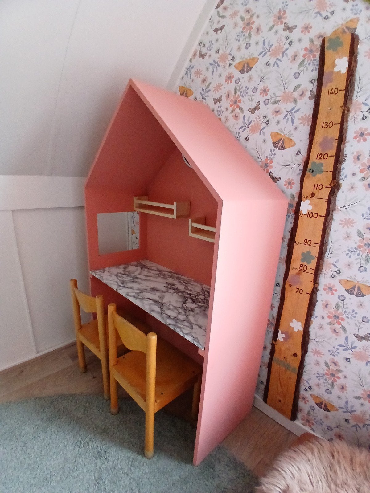 Roze kinderbureau in huisvorm., Ophalen, Opbergruimte, Gebruikt, Hout