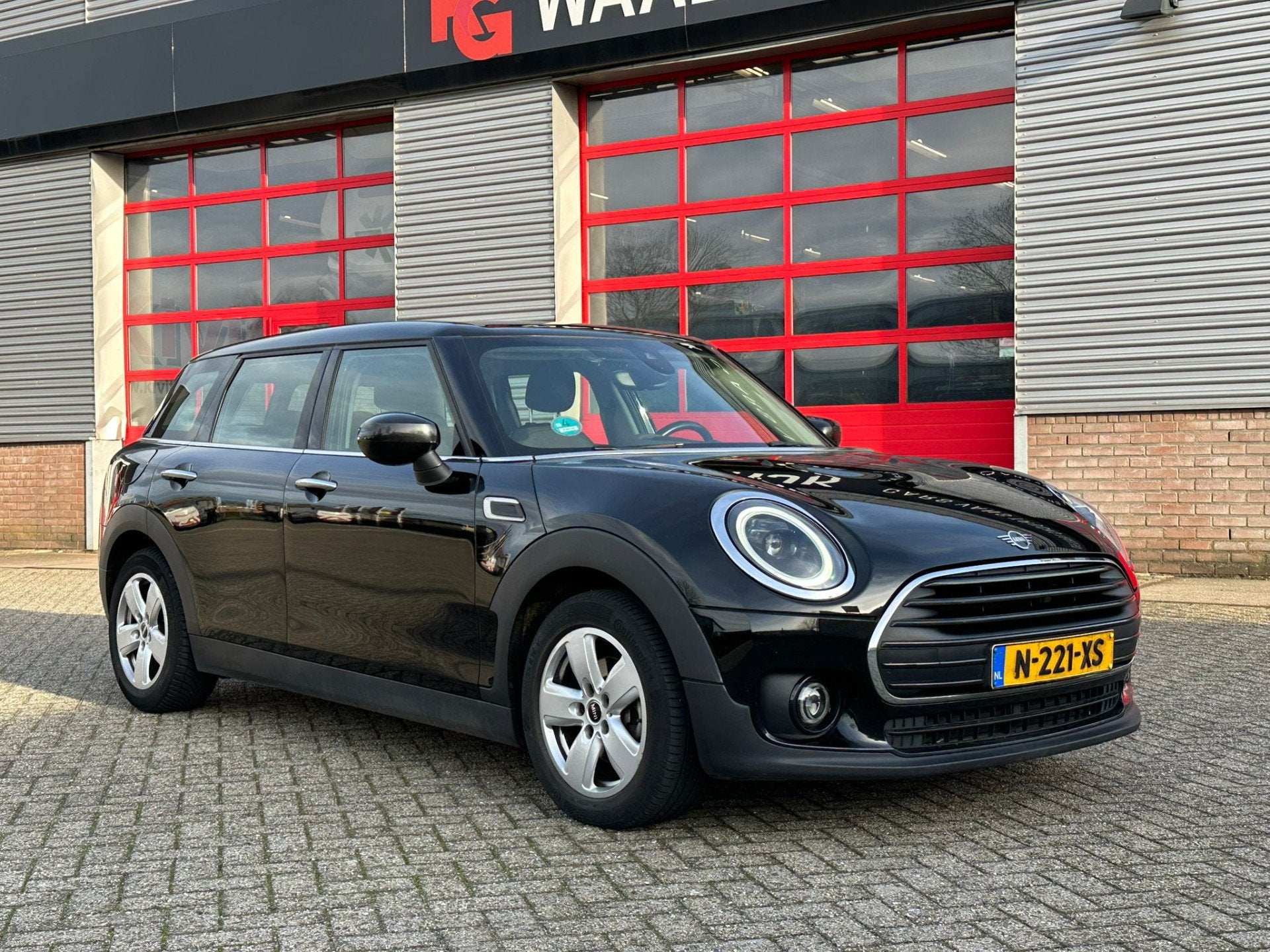MINI Clubman One APK 24-03-2027 APK 24-03-2027 Apple Carplay, Auto's, Mini, Gebruikt, 700 kg, Zwart, Handgeschakeld