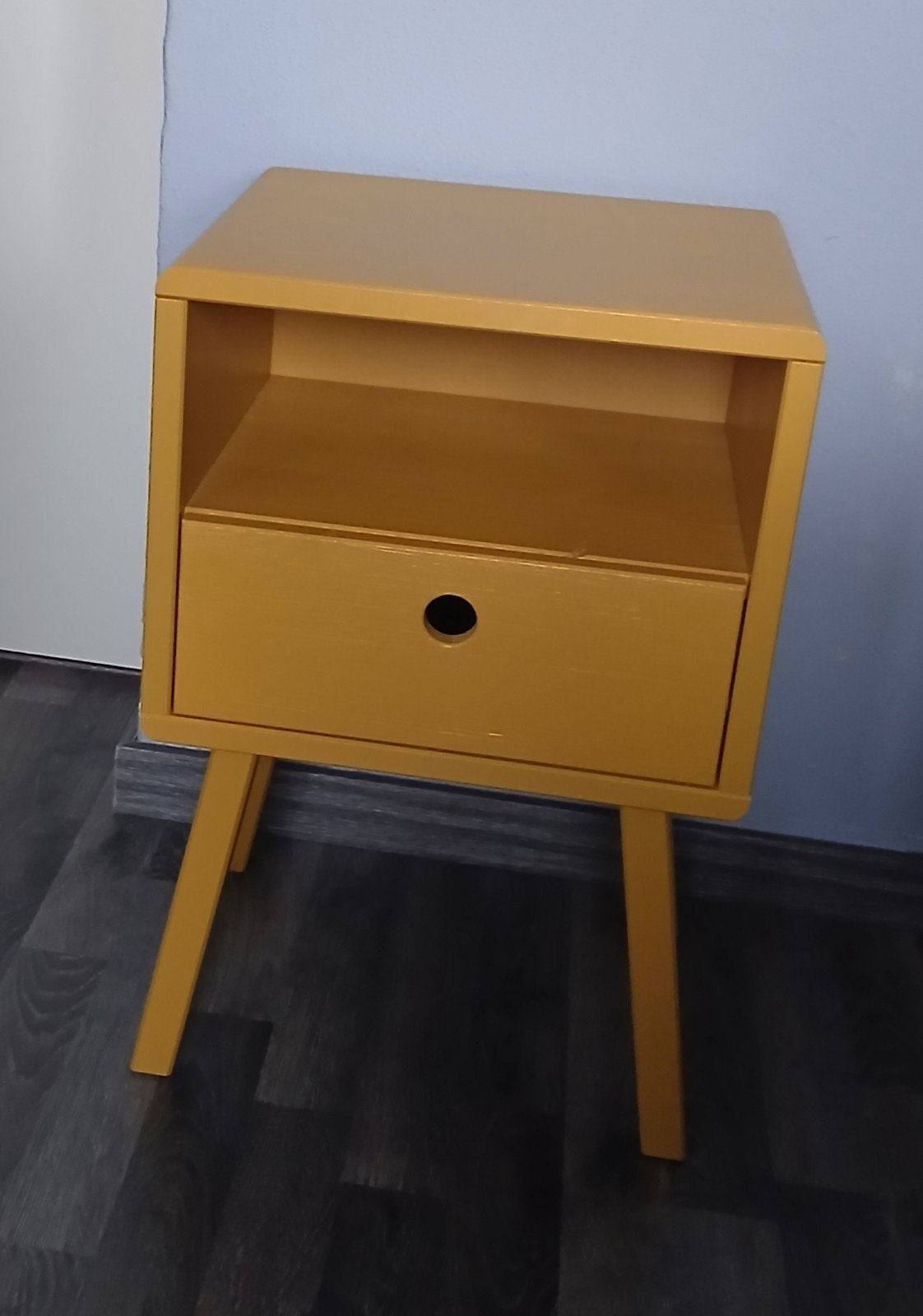 Nachtkastje Woood (oker)geel,bijpassend vloerkleedje, enz, Huis en Inrichting, Slaapkamer | Nachtkastjes, Ophalen, Minder dan 45 cm
