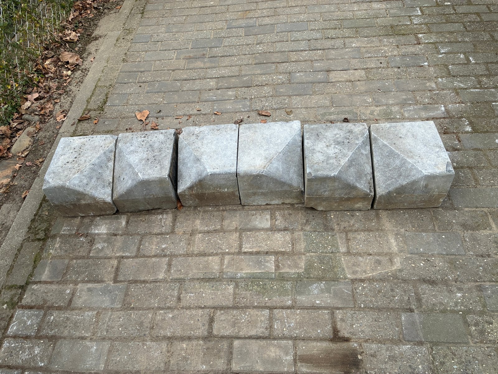 6 Natuurstenen oprit opsluitbanden met afschuinde hoek, Tuin en Terras, Ophalen, Overige materialen, Gebruikt, Overige typen