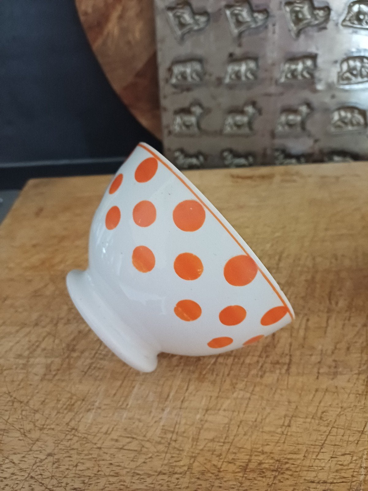 Grote Franse Spoelkom roomwit met oranje polkadots, Verzenden