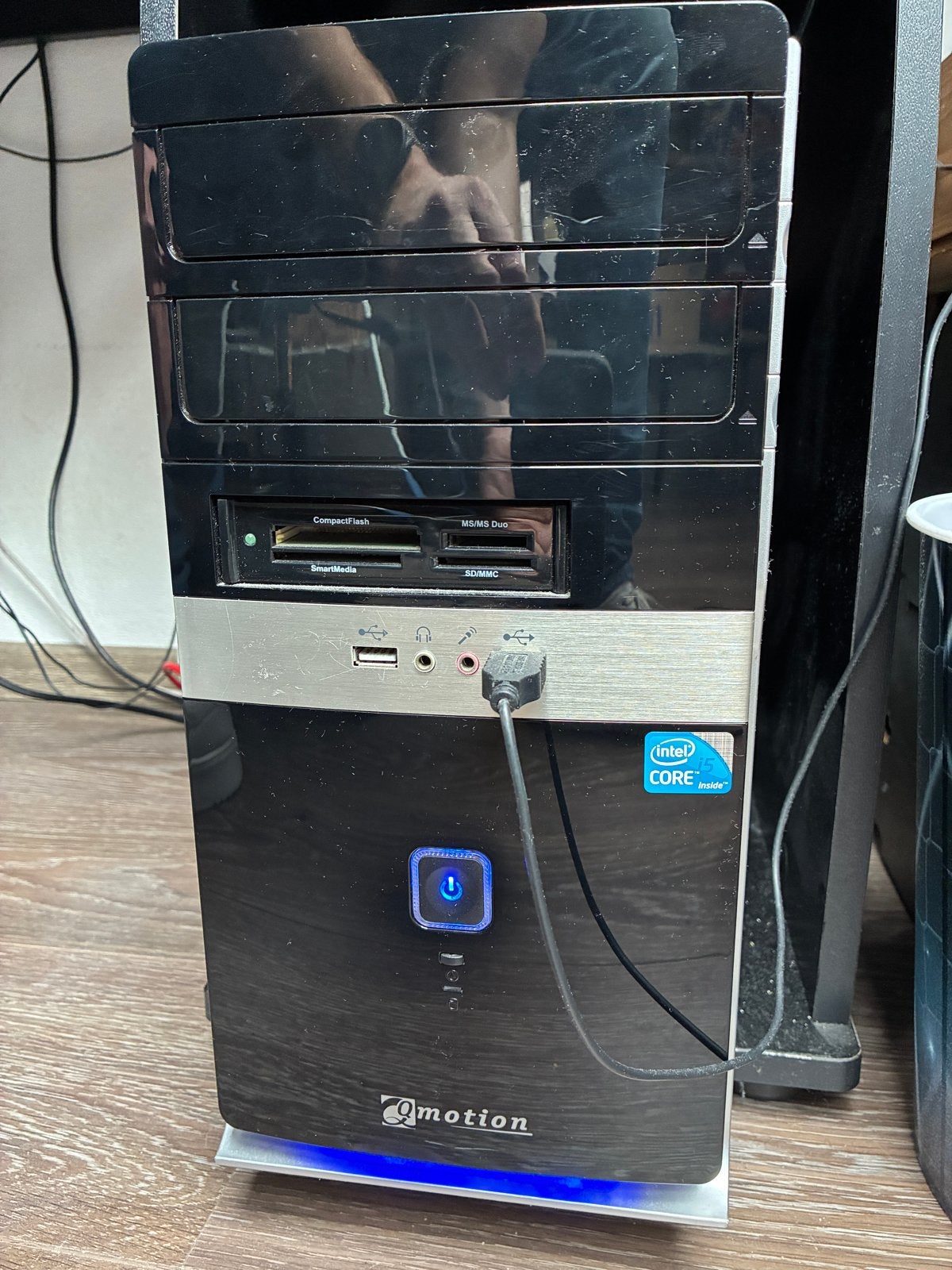 Desktop PC met LG monitor 22 inch - Qmotion, Ophalen, Gebruikt, Met monitor