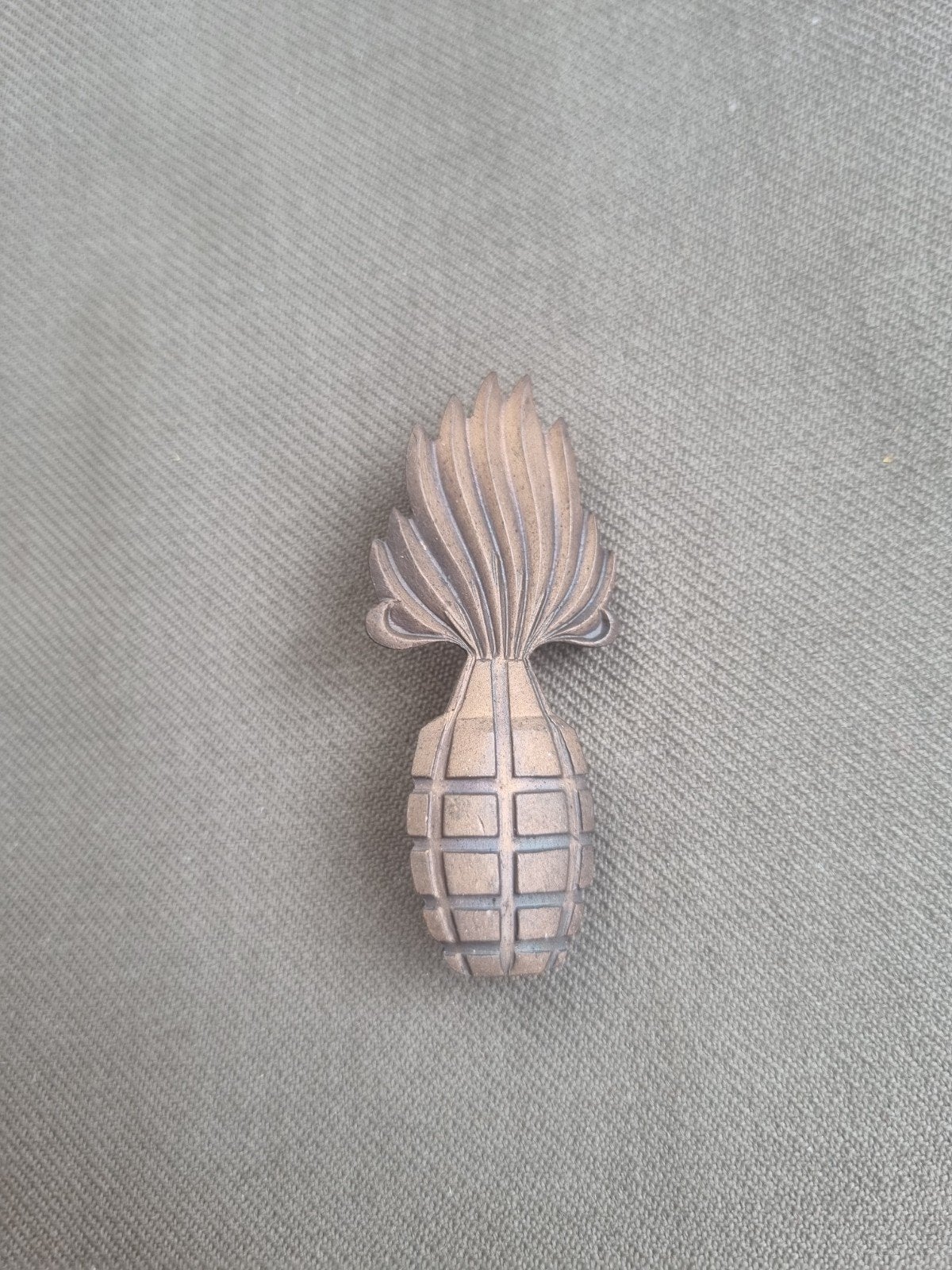 embleem DT Buitengewoon handgranaat werper brons, Ophalen of Verzenden, Landmacht, Nederland, Embleem of Badge