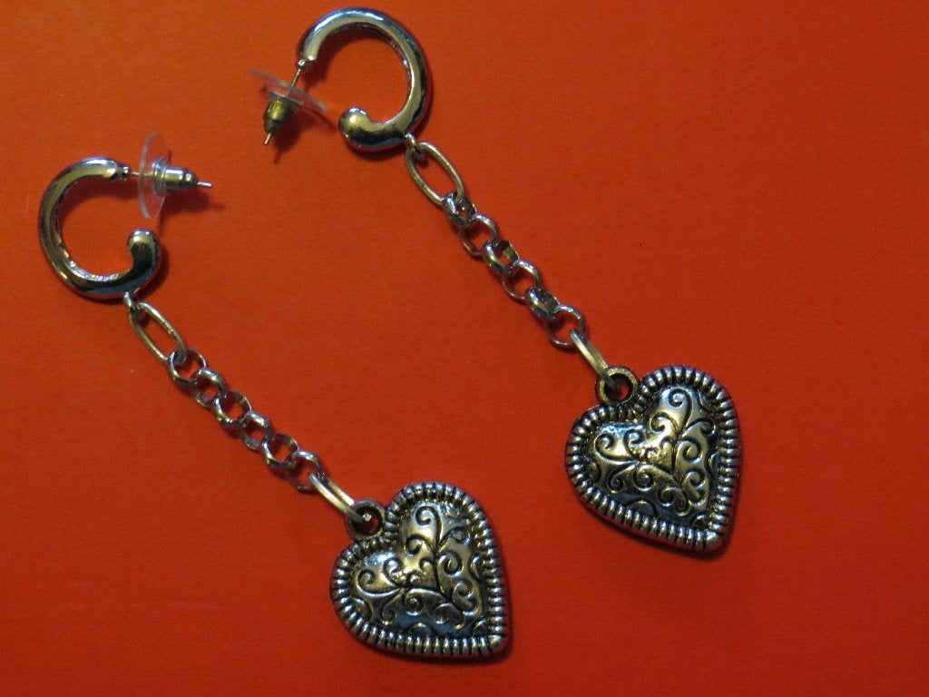 Handgemaakte oorstekers met zilverkleurig hartje 1,7x2 cm, Marktplaats@koningsieraden.nl, Overige materialen, Verzenden, Nieuw