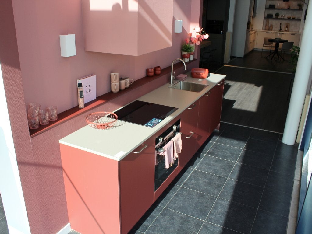 HU2 Designkeuken roestrood met Siemens inbouwapparatuur, Ophalen, Waldstraße 53-57, 33415 Verl  Duitsland, Nobilia-Werke J. Stickling GmbH & Co. KG