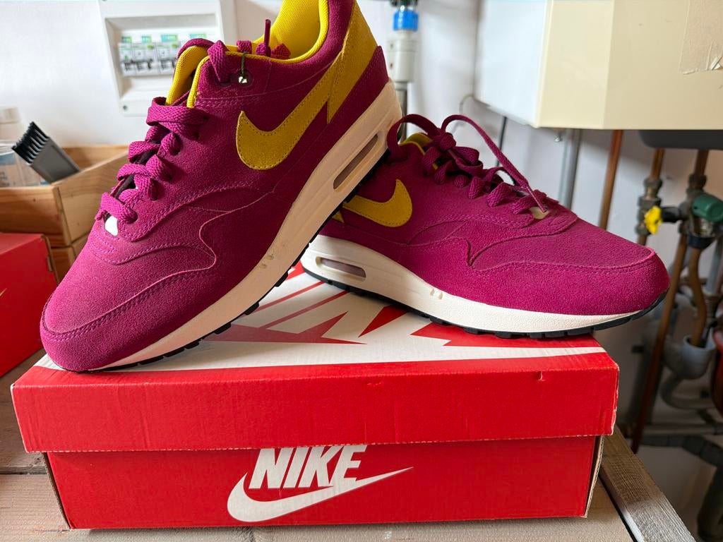 Nike Air Max 1 Dynamic Berry - Maat 42 - Nieuw in doos, Ophalen of Verzenden, Nieuw, Overige kleuren, Sneakers of Gympen
