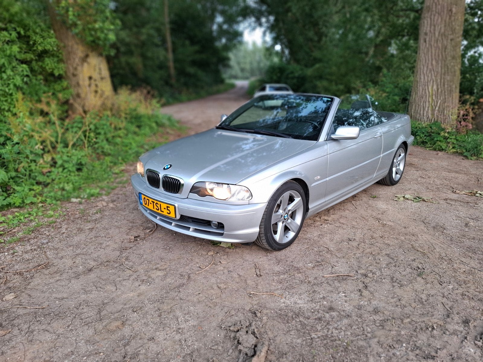 BMW 320i Cabriolet AUT 2001 183.501km, Achterwielaandrijving, Zwart, Cabriolet, 4 stoelen