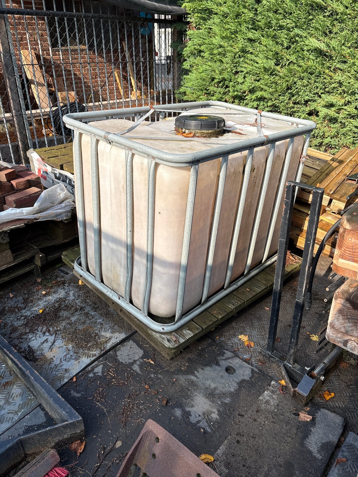IBC-container 1000L met metalen frame, 150 liter of meer, Ophalen, Gebruikt, Kunststof