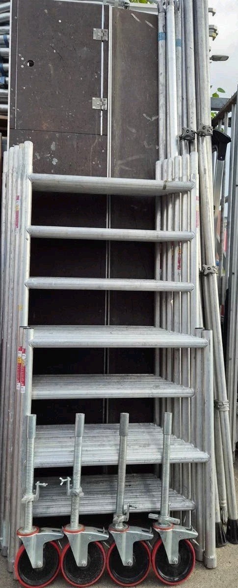 Te koop 90 cm brede euroscaffold rolsteiger werkhoogte 8.20, Ophalen of Verzenden, Euroscaffold, Rolsteiger of Kamersteiger, 5 meter of hoger