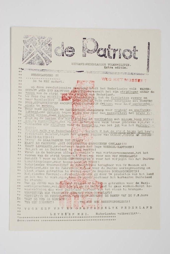 De Patriot Extra Editie Weg met Mussert! herdruk verzetsblad, Verzamelen, Zo goed als nieuw, Verzenden, Amsterdam, Overige soorten