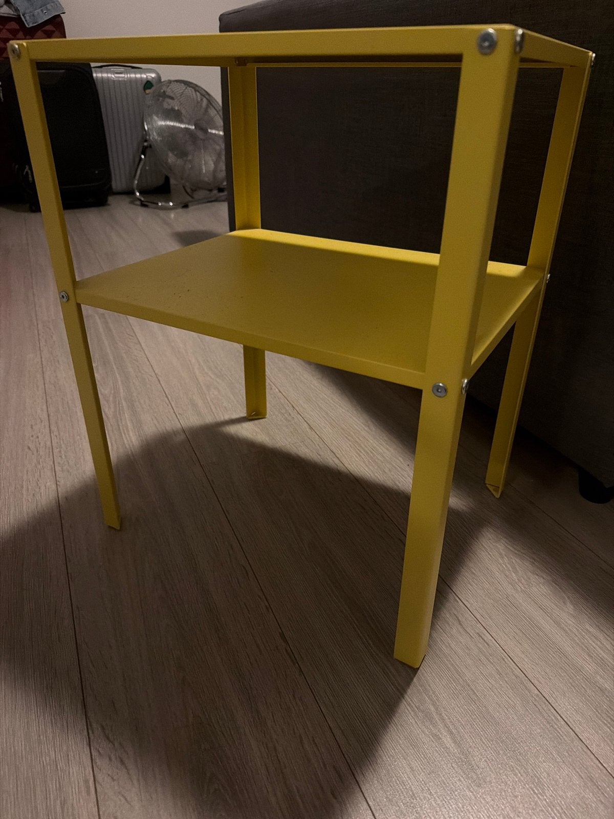 Geel bijzettafeltje met twee niveaus, Huis en Inrichting, 45 tot 60 cm, Minder dan 55 cm, Metaal of Aluminium, Vierkant