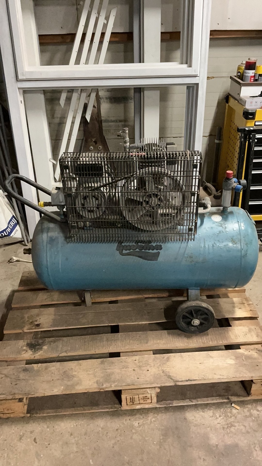 Huvema compressor, Doe-het-zelf en Verbouw, 25 tot 100 liter, Ophalen, Gebruikt, 6 tot 10 bar