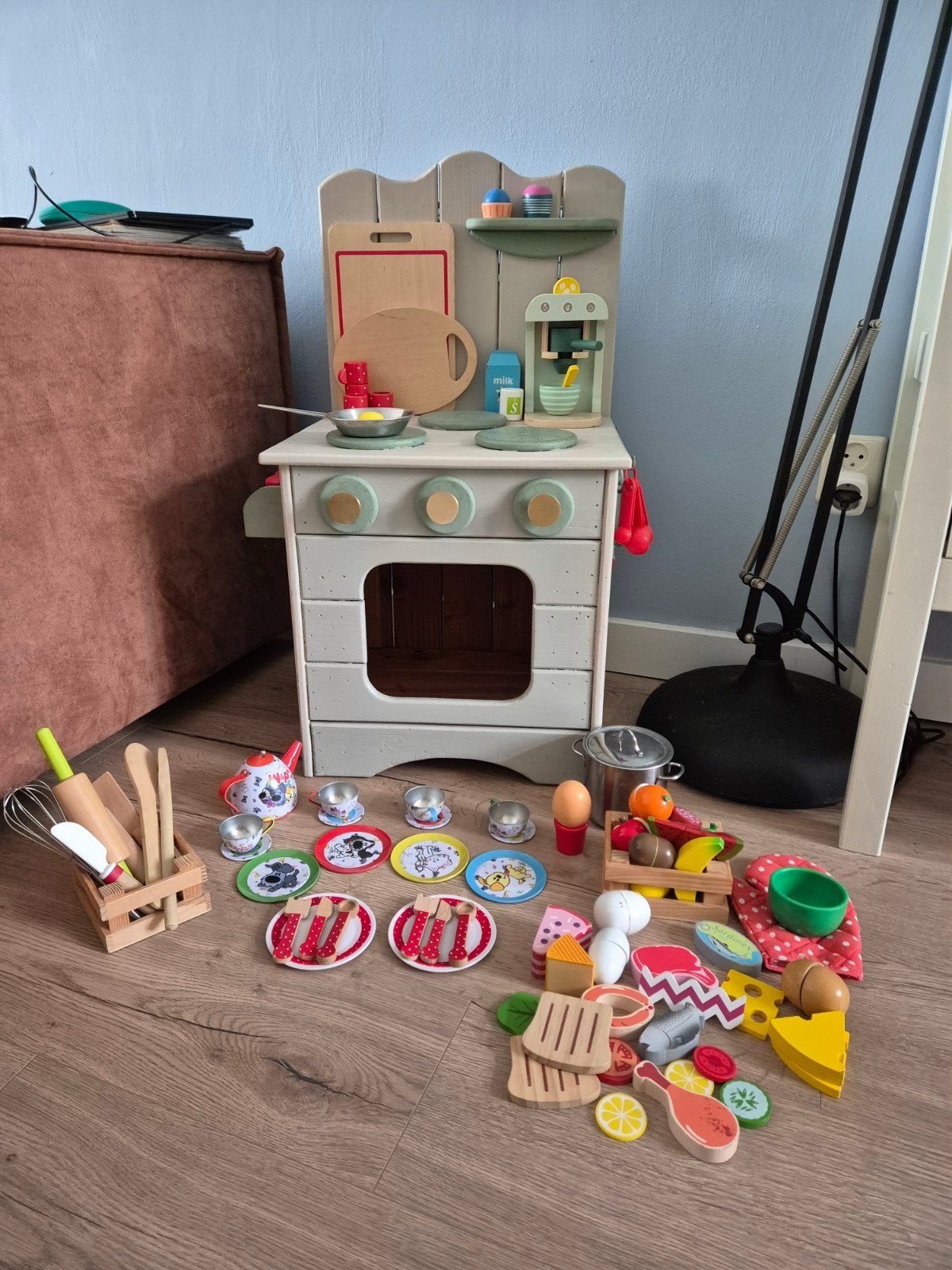 Handgemaakte houten speelkeuken met accessoires, Kinderen en Baby's, Ophalen, Gebruikt, Meubelstuk of Keukentje