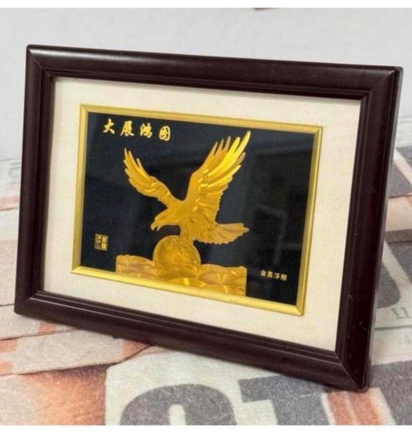 Chinees kunstwerk ingelijst gouden adelaar reliëf bladgoud, China, Ophalen of Verzenden, Ingelijst