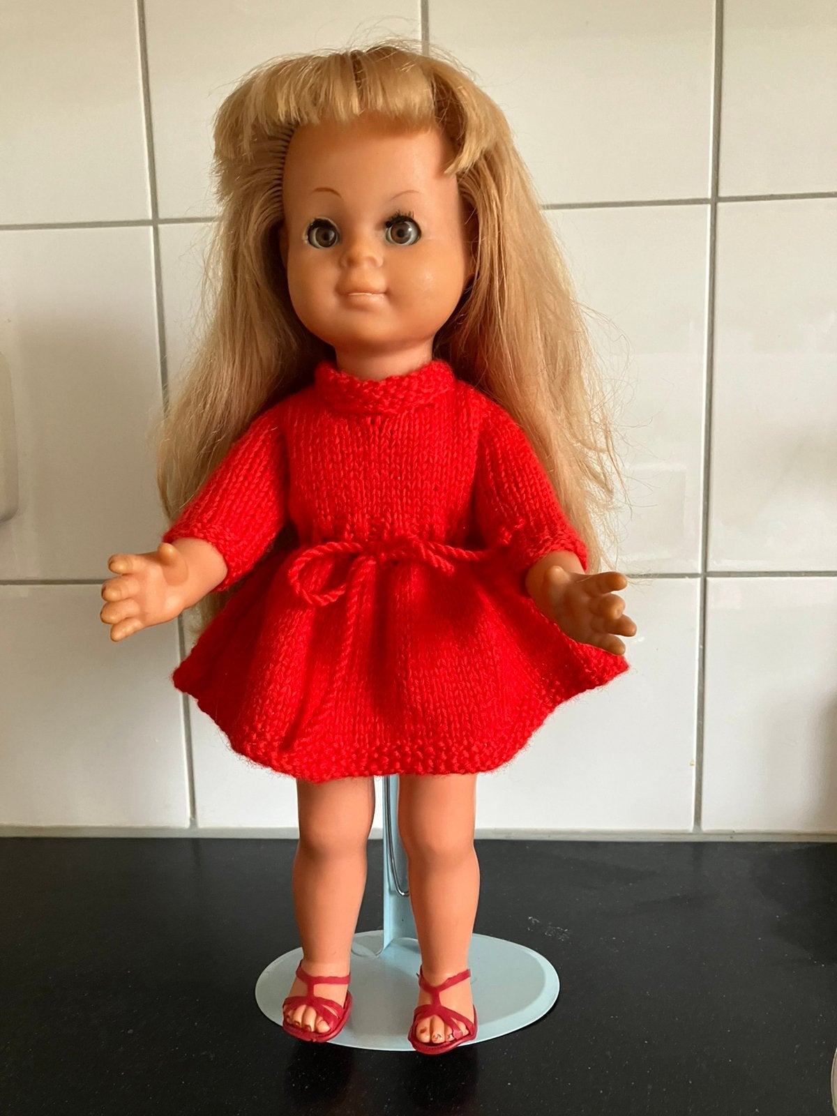 Schattige vintage pop+ lang haar, kleertjes en standaard, Ophalen of Verzenden, Gebruikt, Pop
