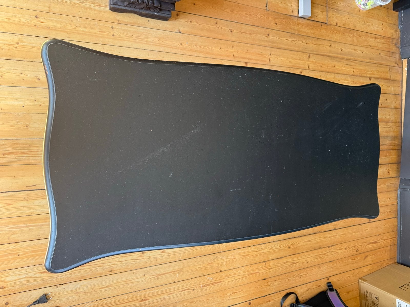 Zwarte salon tafel met gouden accenten en gebruikssporen, Ophalen, Overige materialen, Gebruikt, 100 tot 150 cm