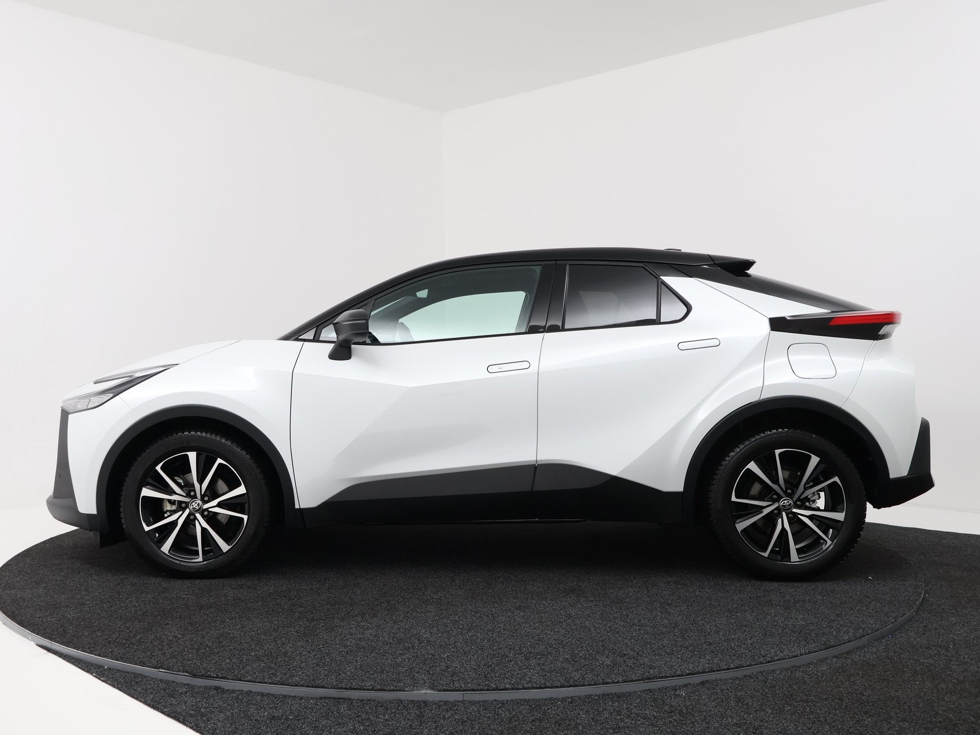 Toyota C-HR 1.8 Hybrid 140 Dynamic | Navigatie | PDC |, 12 maanden, Stof, 725 kg, 4 cilinders