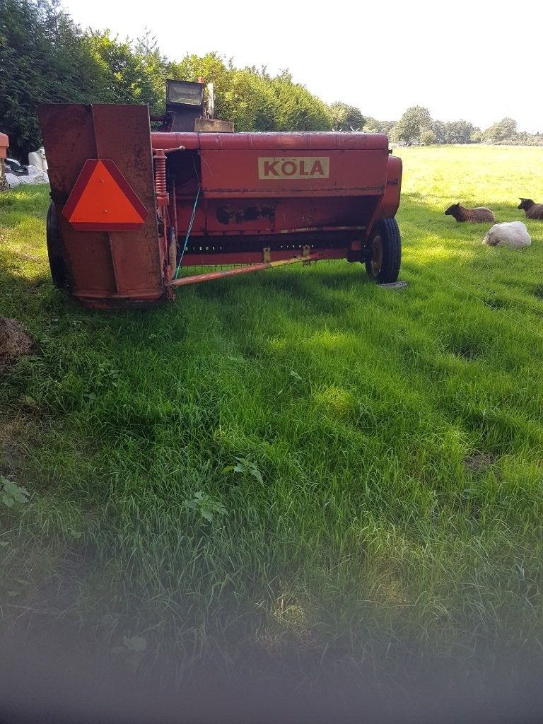 te koop een hooi /stro pers  merk kola, Ophalen, Oogstmachine