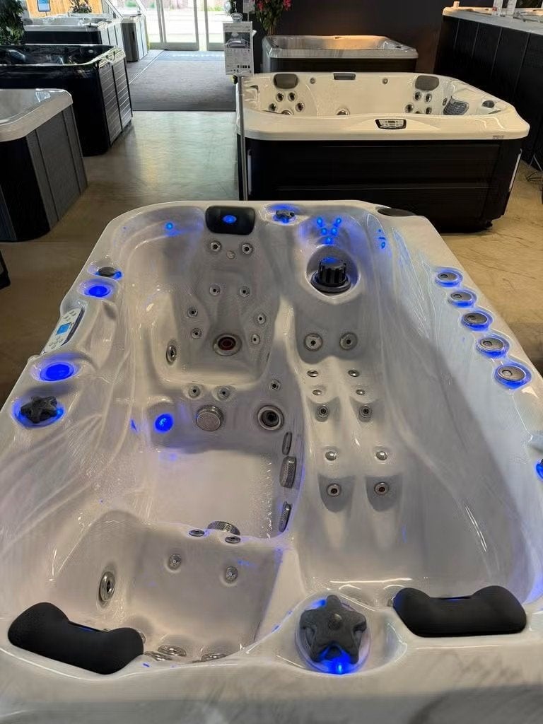 Luxe 3-Persoons Spa / Jacuzzi met Lounge – Plug & Play, Ophalen, Zo goed als nieuw, Trap, Vast