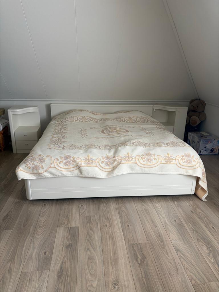 Tweepersoonsbed met nachtkastjes en opbergruimte, Ophalen, Wit, Tweepersoons, Zo goed als nieuw