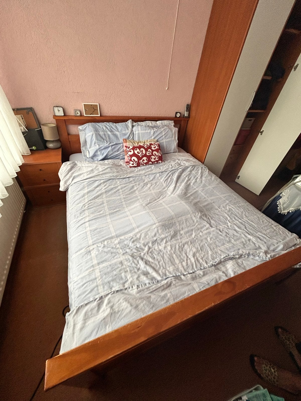 Tweepersoonsbed van hout met nachtkastjes, Huis en Inrichting, Ophalen, Gebruikt, Bruin, Tweepersoons